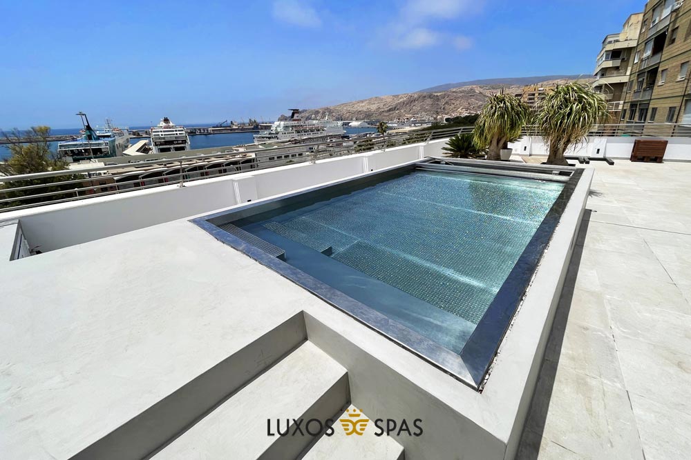 piscina de acro inoxidable en terraza en Almería