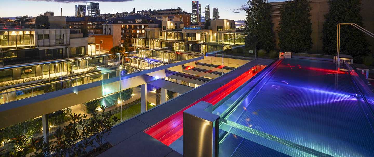 piscina acrílica con iluminación led de varios colores