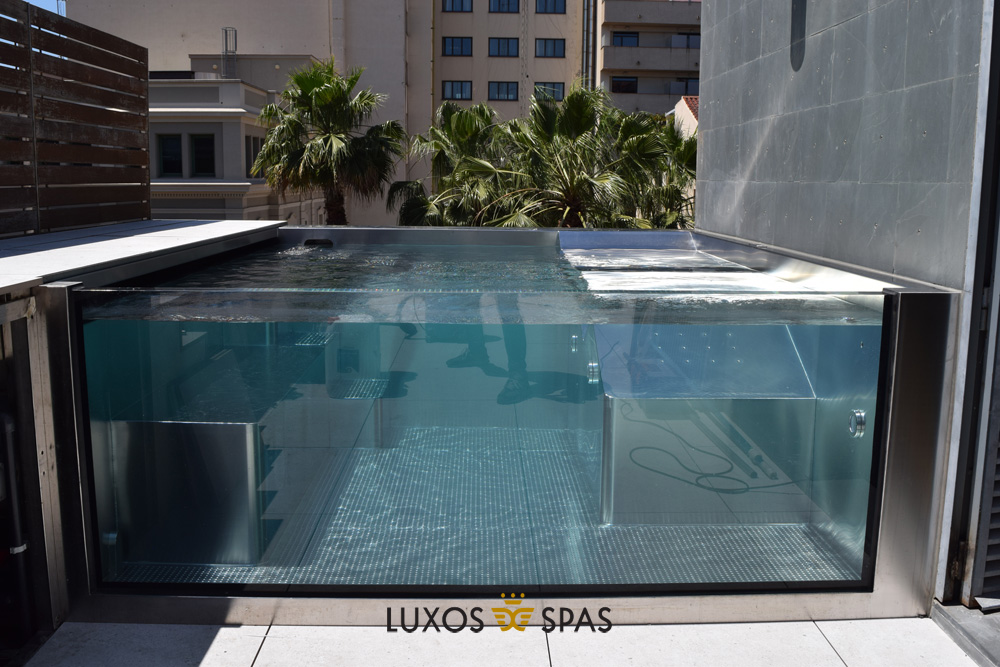 piscina con persiana de policarbonato solar que no ensucia el agua