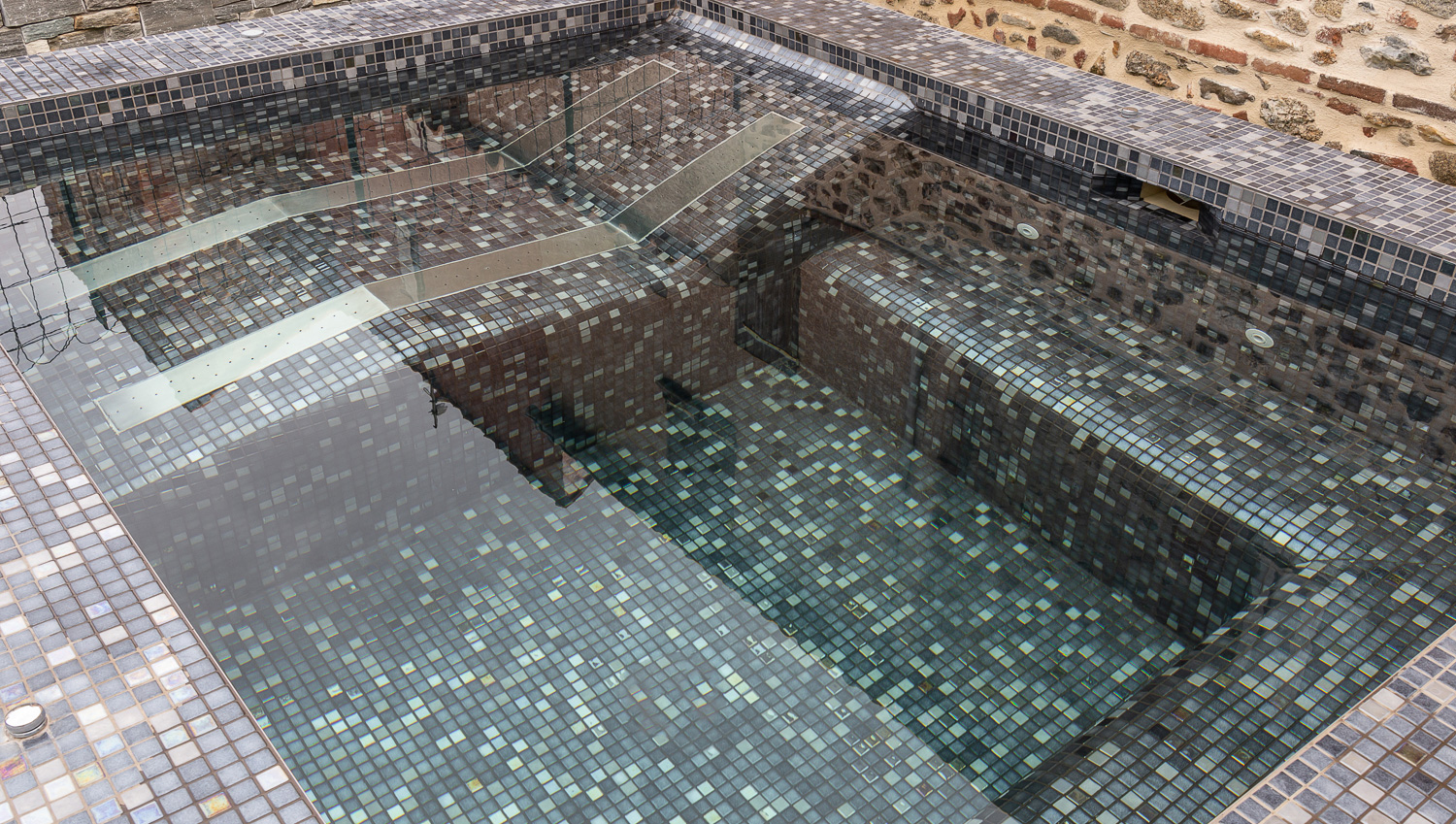 piscina de inox con revestimiento de mosaico